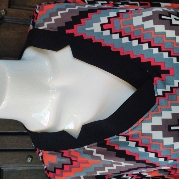 SZ L Aztec pattern blouse awesome colors and pattern, super comfy, looks great - Picture 2 of 6
